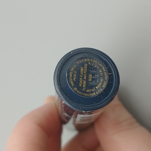 Max Factor Moisture Rich Lipstick in 606 Peach Flambe NWT - Picture 5 of 5